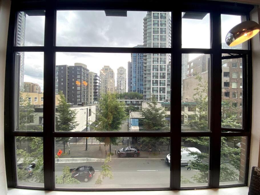 Entire Condo In Heart Of Downtown Vancouver Exterior photo