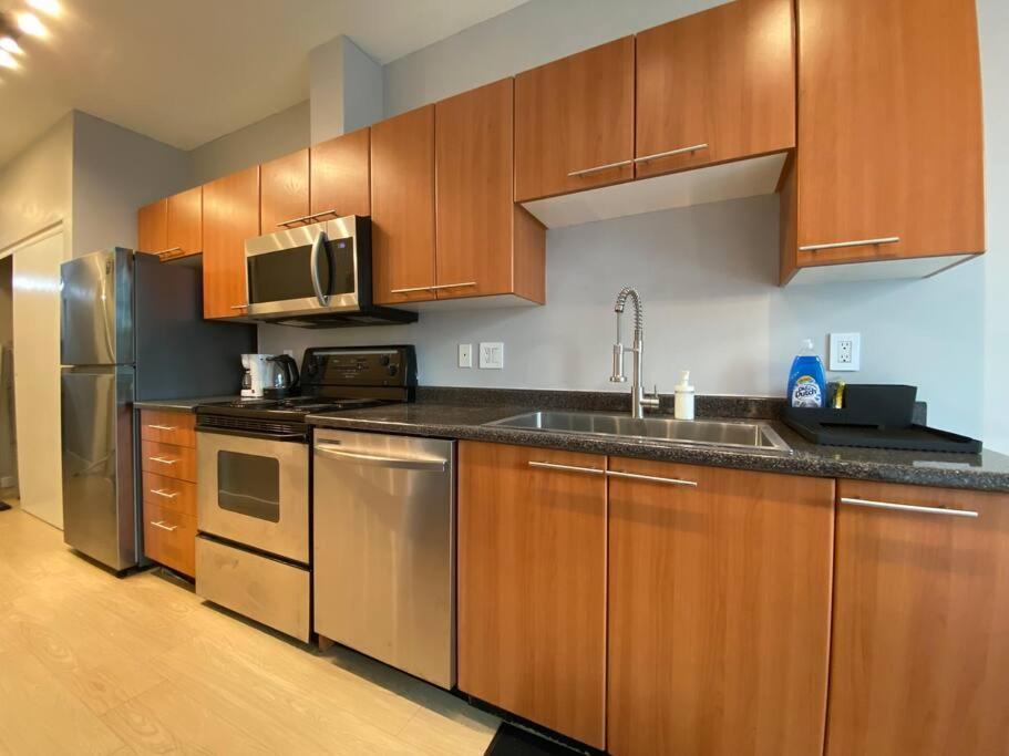Entire Condo In Heart Of Downtown Vancouver Exterior photo