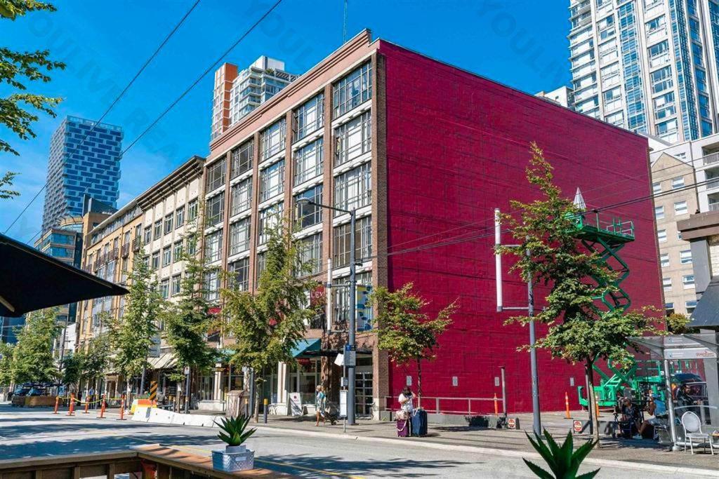 Entire Condo In Heart Of Downtown Vancouver Exterior photo