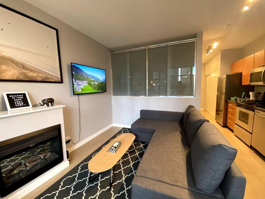 Entire Condo In Heart Of Downtown Vancouver Exterior photo